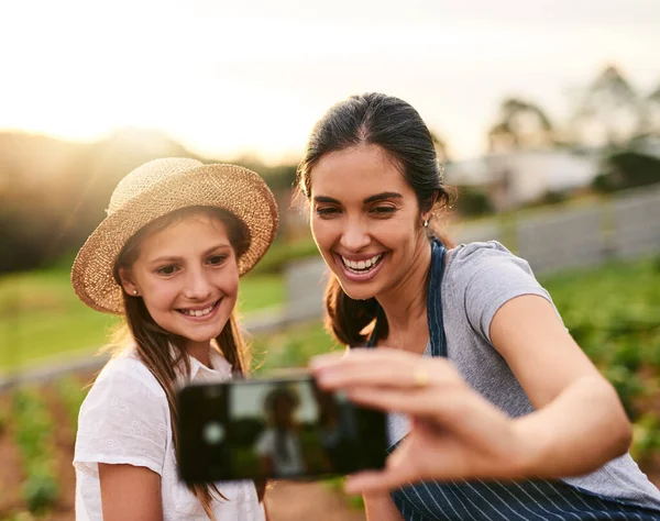 Digamos Queso Una Joven Atractiva Hija Tomando Selfies Mientras Trabajan — Foto de Stock