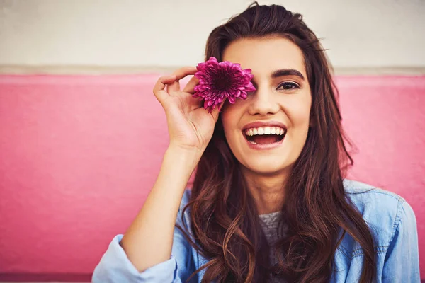 Boldogság Egyszerű Dolgok Virágban Amit Tartasz Egy Gyönyörű Fiatal Portréja — Stock Fotó