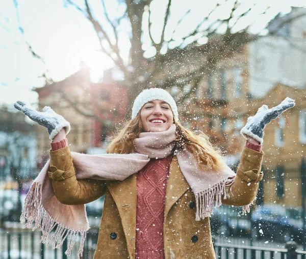 Просто Обожнюю Бути Снігу Приваблива Молода Жінка Насолоджується Перебуванням Снігу — стокове фото