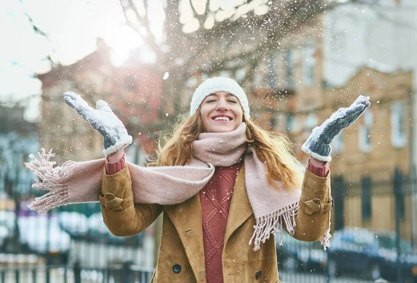 Справжня Зимова Країна Чудес Приваблива Молода Жінка Насолоджується Перебуванням Снігу — стокове фото