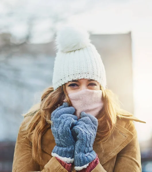 Det Kallt Men Väldigt Mysigt Attraktiv Ung Kvinna Njuter Att — Stockfoto