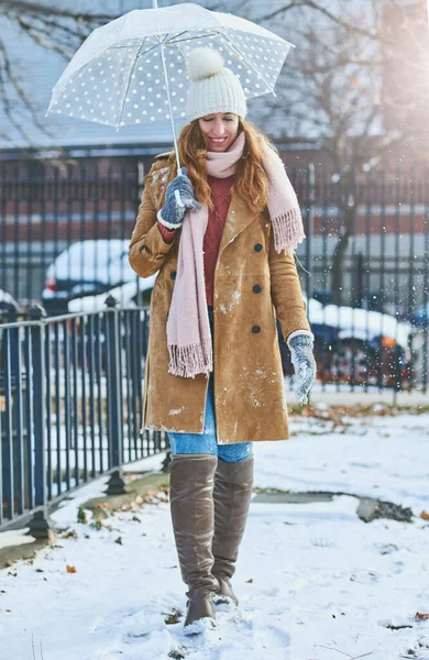 Моя Мила Парасолька Тримає Сніг Мого Обличчя Приваблива Молода Жінка — стокове фото