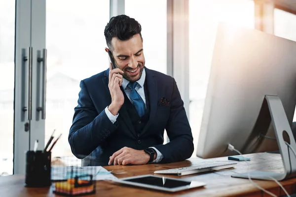 Contactar Potenciais Clientes Faz Parte Seu Trabalho Belo Executivo Masculino — Fotografia de Stock