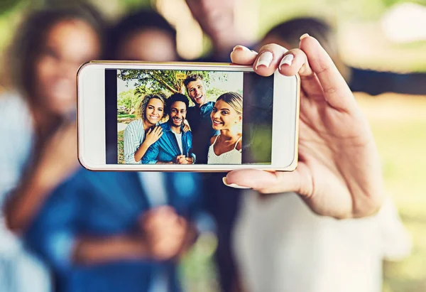 Memória Nunca Desaparecerá Dois Jovens Casais Felizes Tirando Uma Selfie — Fotografia de Stock