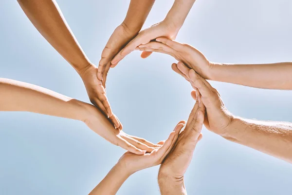 Mãos Pessoas Colaboração Círculo Confiança Para Comunidade Apoio Sinergia Céu — Fotografia de Stock