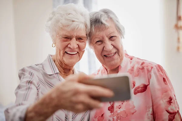 Pensionering Dags Att Njuta Dig Själv Porträtt Två Glada Äldre — Stockfoto