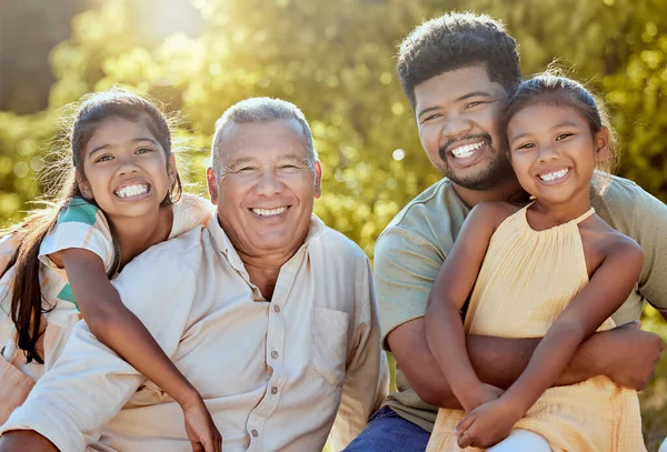 Familie Vader Met Grootvader Kinderen Buiten Gelukkig Het Parkportret Voor — Stockfoto