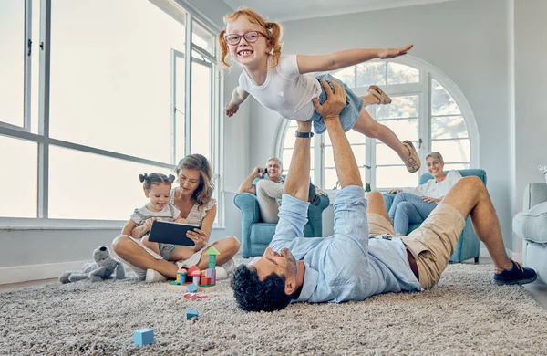 Šťastná Rodina Láska Dívka Otcem Obývacím Pokoji Podlahy Pro Letadlo — Stock fotografie