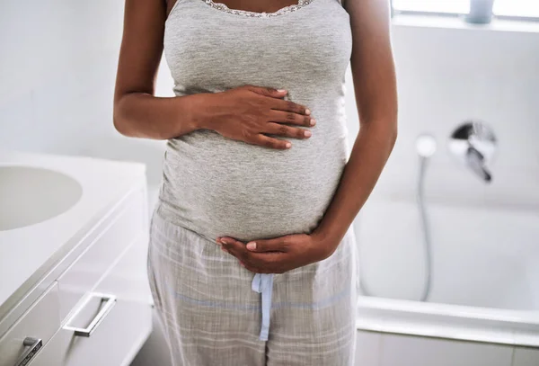 Velký Den Blíží Detailní Záběr Těhotné Ženy Stojící Koupelně Doma — Stock fotografie