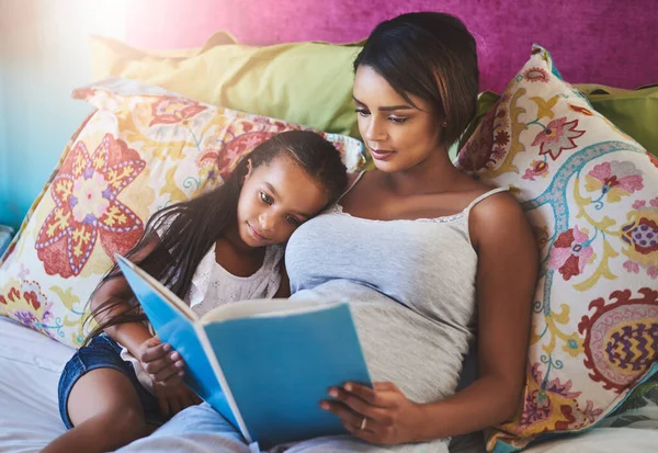 Nakarm Ich Umysły Dobrymi Książkami Matka Czytająca Opowiadanie Swojej Córeczce — Zdjęcie stockowe