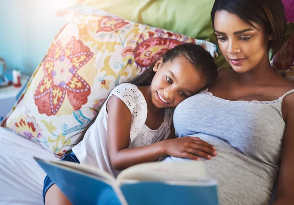 Jej Miłość Czytania Zaczęła Się Mamy Matka Czytająca Opowiadanie Swojej — Zdjęcie stockowe