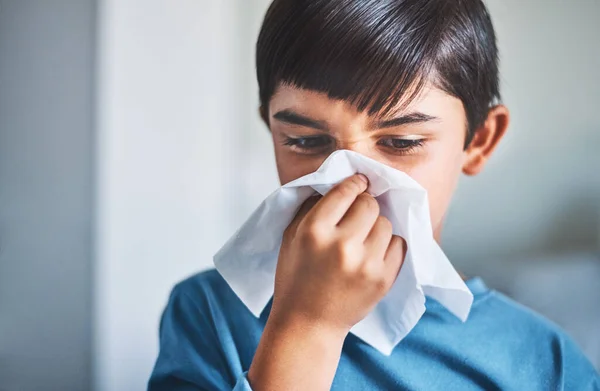 Sezon Alergii Uroczy Mały Chłopiec Dmuchając Jego Nos Podczas Stania — Zdjęcie stockowe