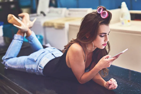 Háziasodni Szeretni Egy Vonzó Fiatal Fekszik Pulton Miközben Telefonál Hogy — Stock Fotó