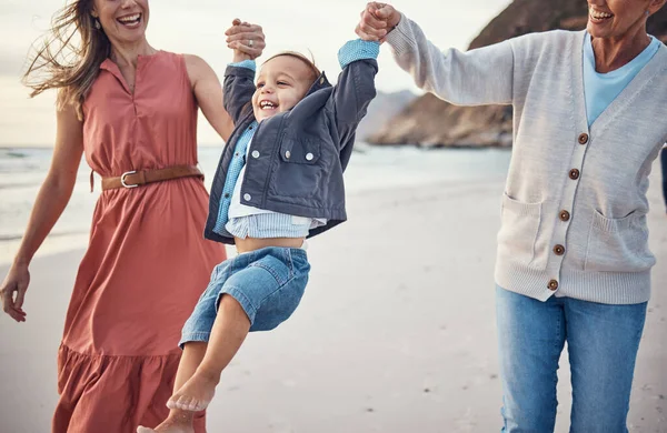 Pláž Rodina Držící Ruce Vzrušené Dítě Dovolené Společně Létě Happy — Stock fotografie