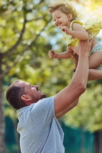 Adj Nekik Szárnyakat Hogy Elérjék Álmaikat Egy Apa Kötődik Kislányához — Stock Fotó
