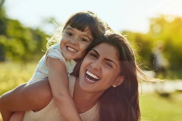 Μόνο Που Χρειάζεσαι Είναι Μαμά Κάνει Χαμογελάσεις Ένα Αξιολάτρευτο Κοριτσάκι — Φωτογραφία Αρχείου