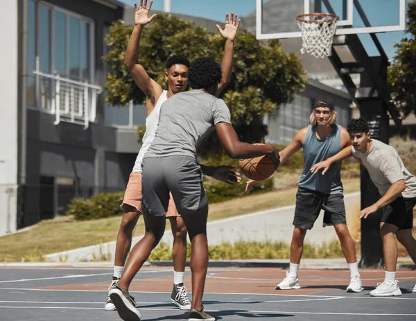 篮球运动 篮球运动 篮球运动 篮球运动训练及篮球运动中的团队精神 男子的锻炼 朋友和锻炼团体游戏 竞争和表演 — 图库照片
