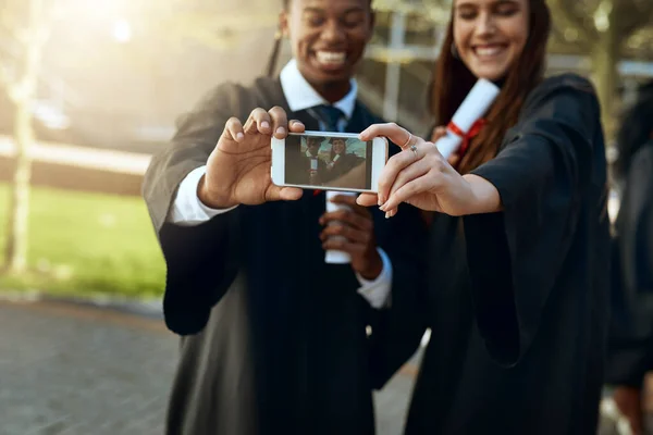Feliz Dia Formatura Jovem Uma Mulher Tomando Selfies Com Telefone — Fotografia de Stock