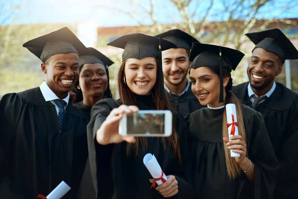 Nós Garantimos Uma Educação Amizades Incríveis Grupo Estudantes Tirando Selfies — Fotografia de Stock