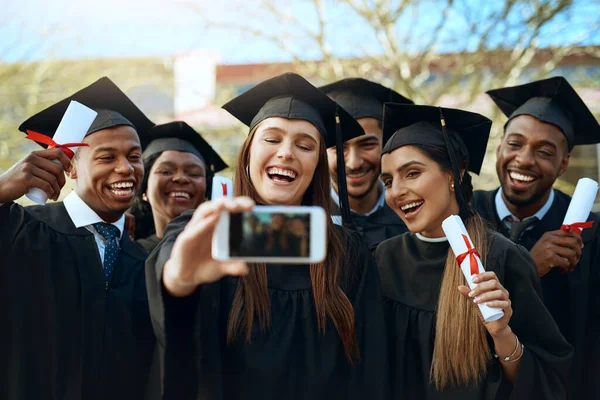 Iyi Arkadaşlıklardan Bazıları Üniversitede Kurulur Mezuniyet Gününde Cep Telefonuyla Selfie — Stok fotoğraf