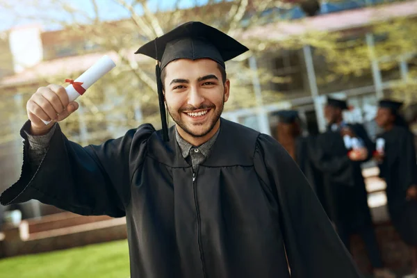 Alegra Ser Graduado Retrato Joven Feliz Con Diploma Día Graduación — Foto de Stock
