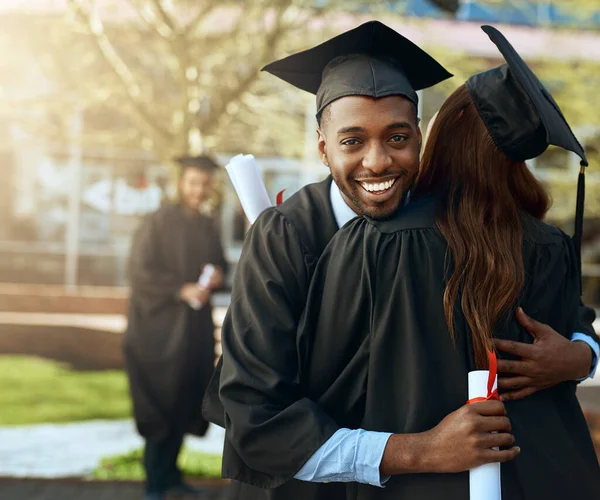 情侣们一起学习一个快乐的年轻男女在毕业典礼上拥抱的画像 — 图库照片