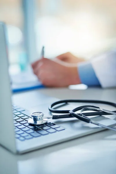 Badania Medyczne Można Znaleźć Internecie Zbliżenie Stetoskopu Spoczywającego Laptopie Nierozpoznawalnym — Zdjęcie stockowe