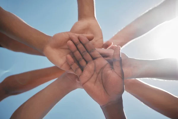 Mãos Equipe Comunidade Abaixo Apoio Confiança Colaboração Contra Fundo Azul — Fotografia de Stock
