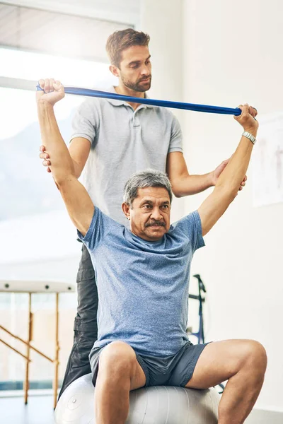 Mig Lite Mer Ung Manlig Fysioterapeut Som Hjälper Äldre Patient — Stockfoto