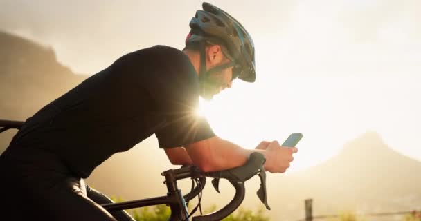 Mountainbike Handy Und Fahrradmann Der Natur Mit Netzwerk Handy App — Stockvideo