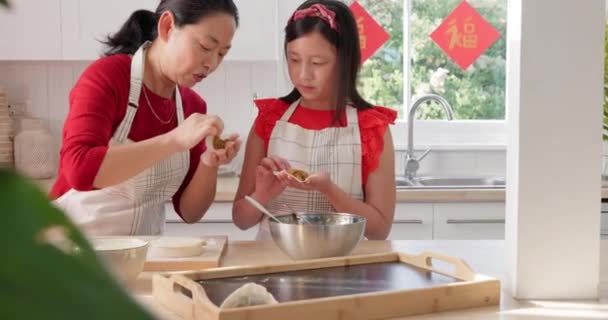 Vaření Kuchyně Šťastný Maminka Učí Děti Zábavný Rozvoj Činnosti Spojování — Stock video