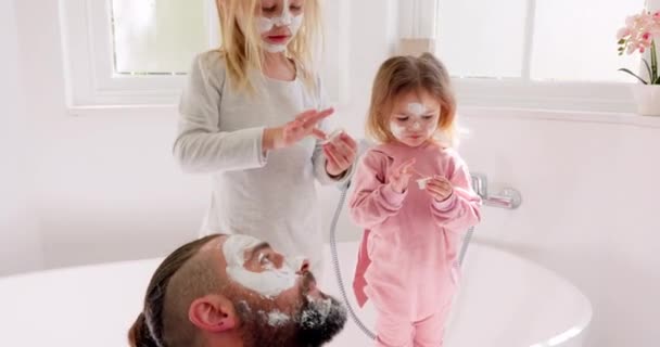 Familie Reinigung Und Vater Und Mädchen Gesichtsmaske Hautpflege Wellness Und — Stockvideo