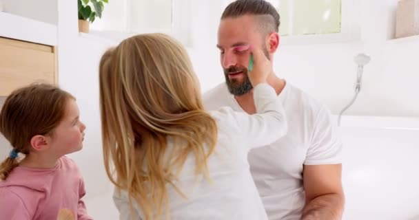 Familia Feliz Maquillaje Chica Con Padre Baño Para Diversión Creativa — Vídeos de Stock