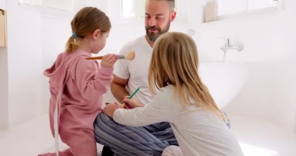 Πρόσωπο Του Πατέρα Που Μακιγιάρεται Παίζει Παιδιά Για Δεθούν Και — Αρχείο Βίντεο