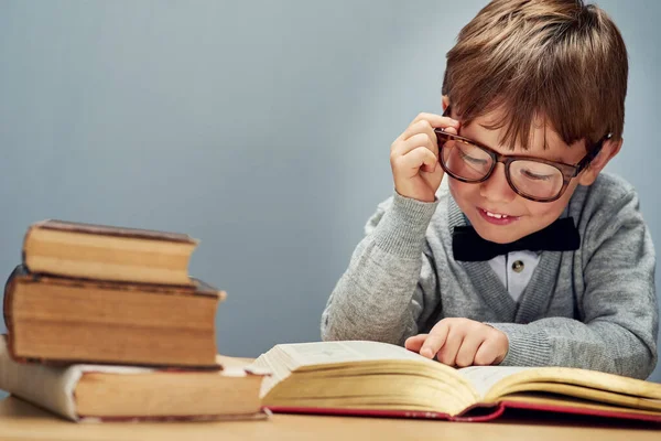Ничто Развивает Знание Студийный Снимок Умного Мальчика Читающего Книги Сером — стоковое фото