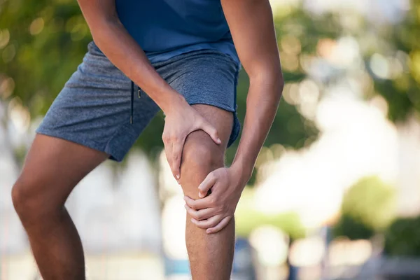 Knie Pijn Handen Man Met Letsel Tijdens Inspanning Training Hardlopen — Stockfoto