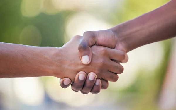 信頼の手 握手や友情 関係のサポートやケア 合意やボケの背景に対する団結 共同体 共同体 またはパートナーシップ契約のために揺れ動く人々の手 — ストック写真