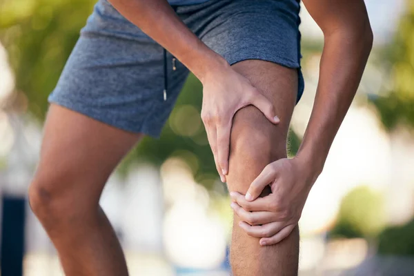 膝盖疼痛和跑步男子在运动 有氧运动和早晨跑在公园 森林中手 腿和伤的训练中的健康 健康和运动员的关节炎背景 — 图库照片