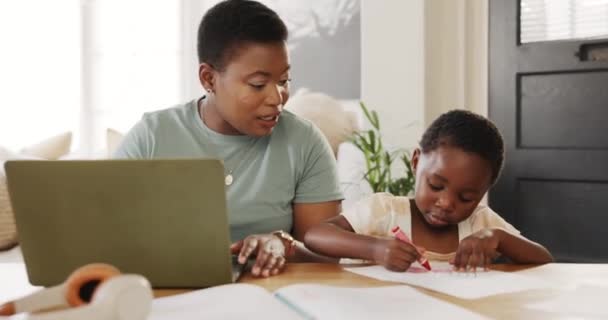 带着笔记本电脑和彩色书的教学 学习和黑人家庭和儿童 对在线教育 儿童网站和在线数字指南感到满意 快乐的非洲母亲与女孩写作的发展 — 图库视频影像
