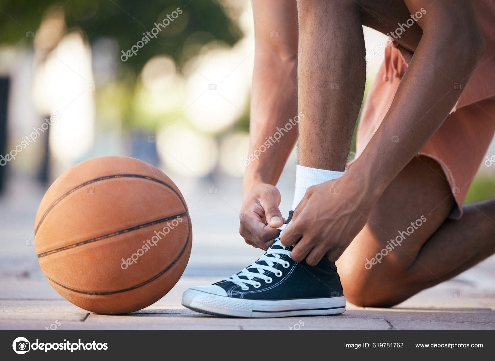 Händer Skor Och Basket Sportmotivation För Träning Träning Och Motion —  Stockfotografi © PeopleImages.com #619781762