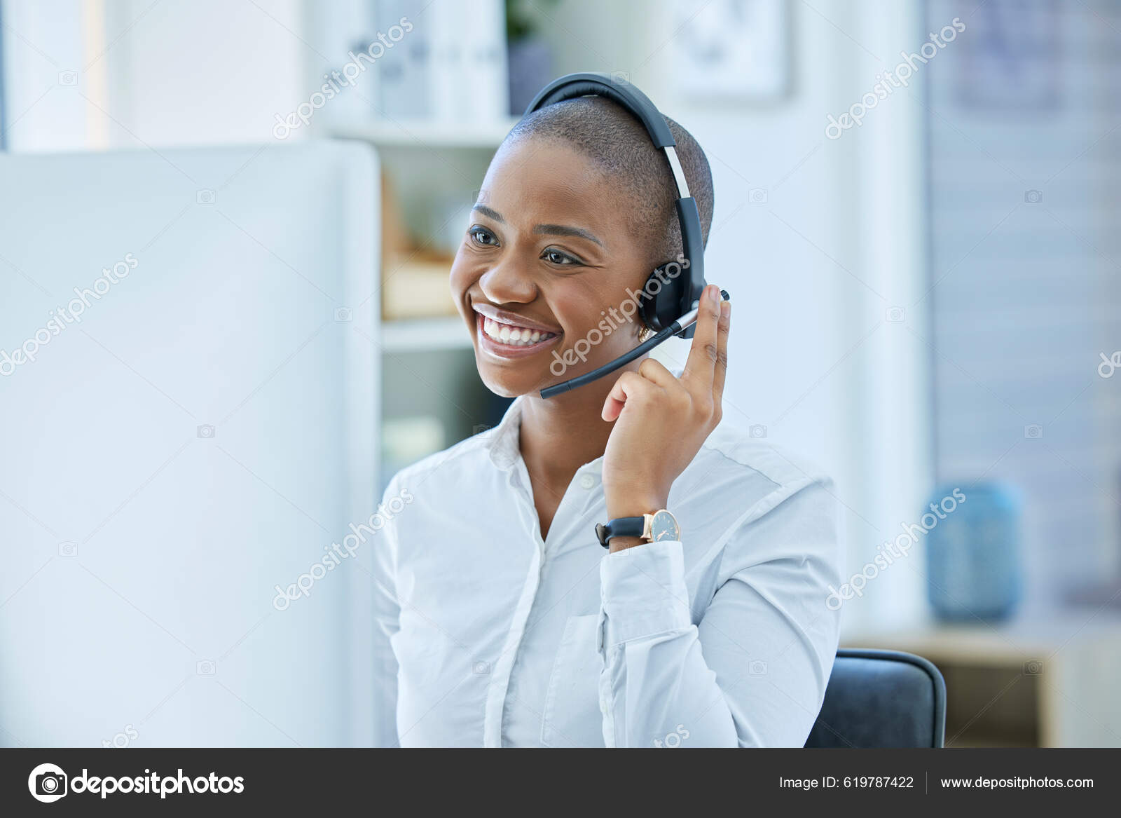 Τηλεφωνικό Κέντρο Επικοινωνία Και Συμβουλευτική Μαύρη Γυναίκα Στο Γραφείο  Για — Φωτογραφία Αρχείου © PeopleImages.com #619787422