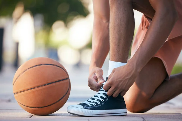 鞋和篮球运动动机中的运动 锻炼和户外运动 球类运动选手手 系花边进行球类运动 比赛或健身训练 — 图库照片