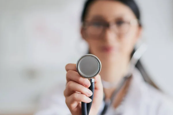 Pozwól Posłuchać Młoda Lekarka Sięgająca Stetoskopem Słuchać Bicia Serca — Zdjęcie stockowe