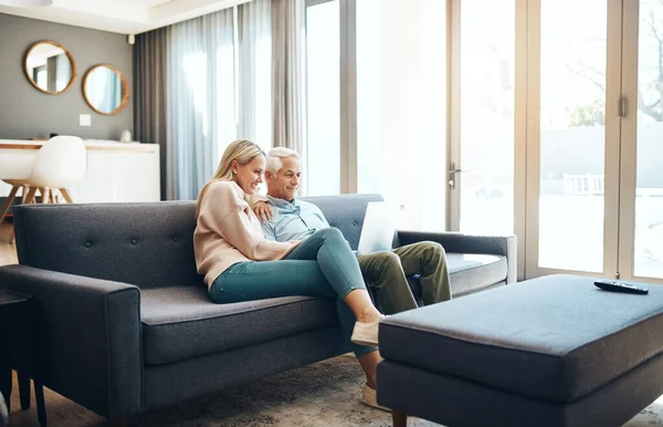 在有疑问的时候 使用无线网络 享受上网的乐趣 在家里的沙发上使用笔记本电脑的成熟夫妇 — 图库照片