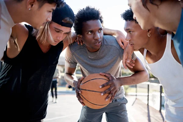 篮球运动 篮球队和篮球场在信任的圈子里挤在一起 以获得动力 规划和比赛策略 朋友和篮球运动员在谈话时共享运动目标 使命和支持 — 图库照片