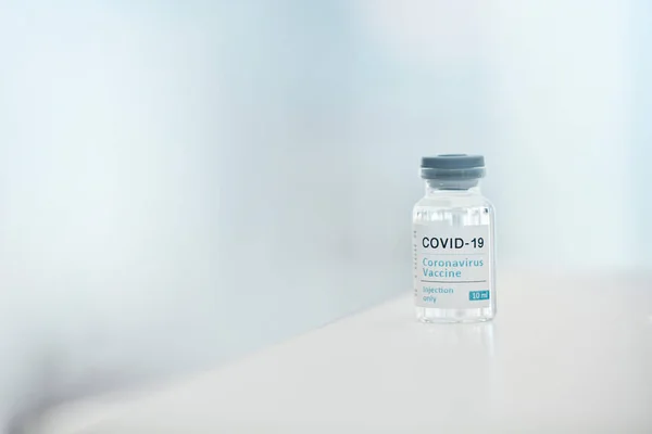 Covid Εμβόλιο Και Φαρμακευτική Αγωγή Ένα Μπουκάλι Υγρό Ένα Τραπέζι — Φωτογραφία Αρχείου