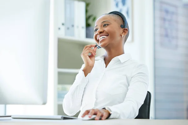 顧客サポート 電話センター オフィスの黒人女性は Crm コンサルティング お問い合わせは 幸せとリラックスした コンサルタント カスタマーサービスそしてフレンドリーなテレマーケティングエージェントとオンラインで助けます — ストック写真