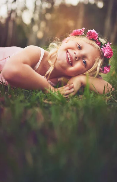 Έδαφος Είναι Τόσο Μαλακό Ένα Χαρούμενο Κοριτσάκι Που Κοιτάζει Την — Φωτογραφία Αρχείου
