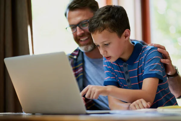 教我儿子如何使用这个装置 一个成熟的父亲和他可爱的儿子一起在家里用笔记本电脑 — 图库照片