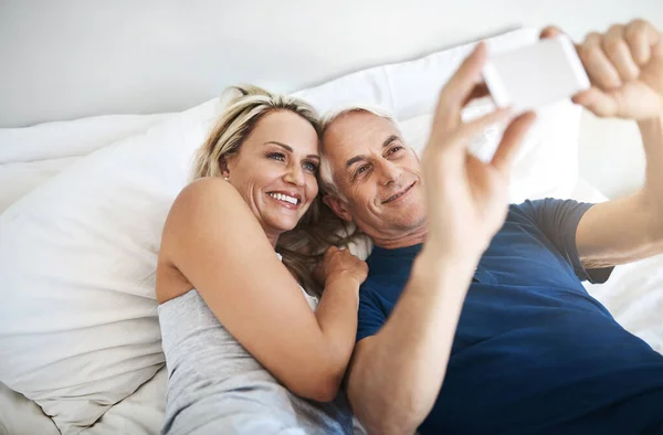 Capturer Des Moments Amour Couple Âge Mûr Affectueux Prenant Selfies — Photo